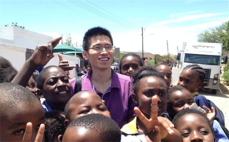 中国人到非洲旅游 为啥会被非洲小孩儿扔石头（讨要食物）