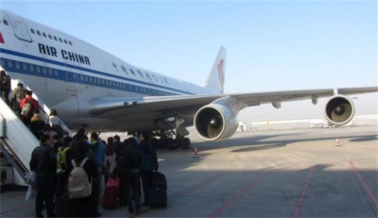 飞机穿越西藏高空遭遇颠簸 甚至有游客开始写遗书（飞机故障）