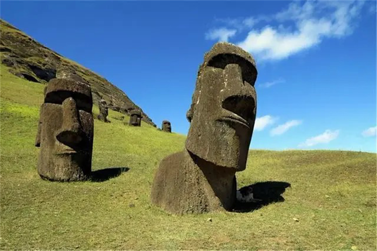 存在于复活节岛上的巨型石雕 其实曾被人推倒过（只是猜测）