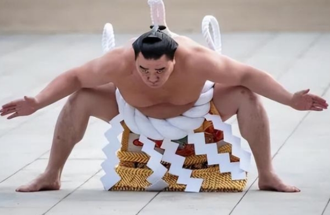 日本相扑选手的臀部清洁师 那么恶心为啥还有人干（特殊职业）