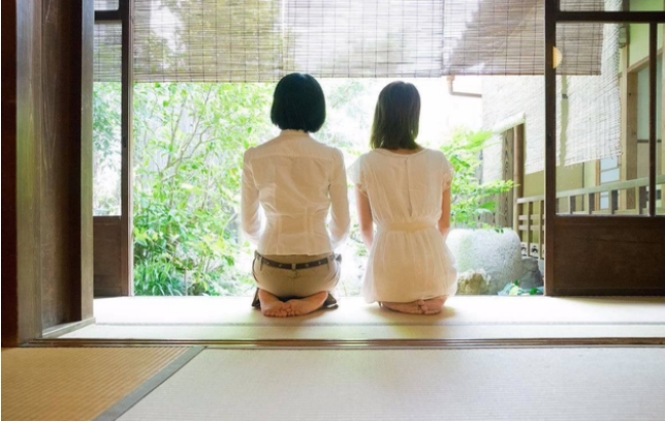 日本人长时间跪在地板上 难道膝盖不会痛？(日本习俗)