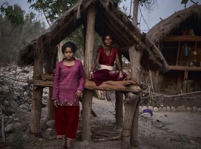 尼泊尔女孩儿的羞辱经历 来月经有什么丢人（封建迷信）