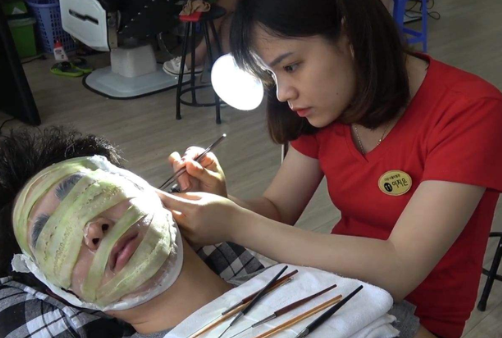 越南的理发店收到中国游客欢迎 男游客怎么说（越南理发店）
