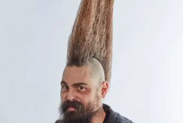 世界上最高的发型 留了15年的莫西干发型(高1.18米)