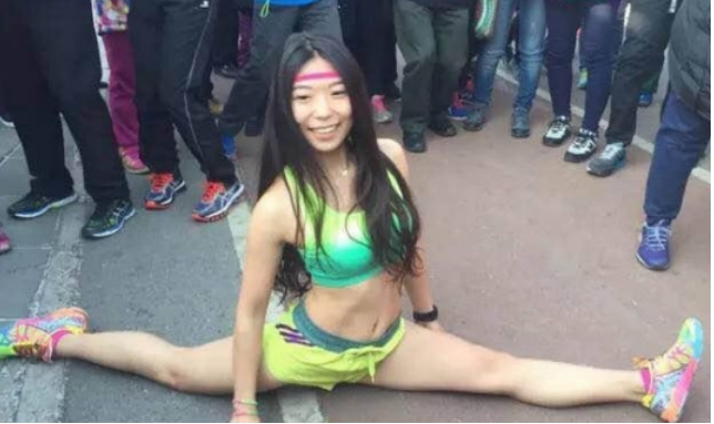 冷风当中的激情 比基尼美女参加北京跑步比赛（特殊比赛）