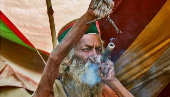 印度的苦行僧说自己70年不吃不喝 一个摄像头拆穿谎言（苦行僧）