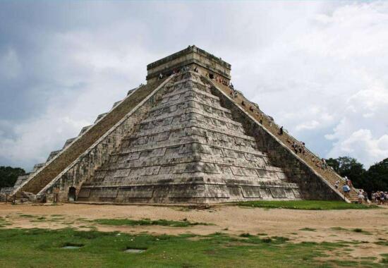 玛雅金字塔的惊人巧合，遗迹上方存在神秘光束
