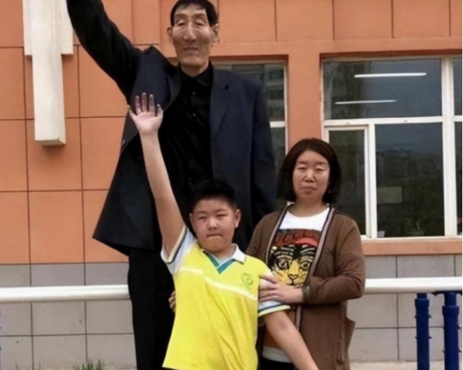 中国曾经最高的人鲍喜顺 他的儿子身高多少？（巨人儿子）