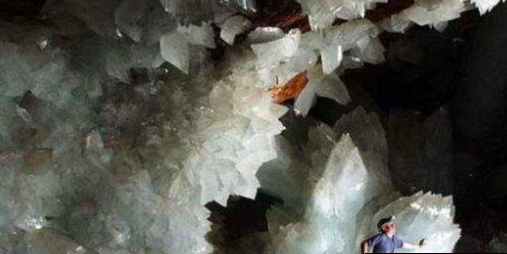 世界上最大的水晶洞穴，一根水晶就长达15米