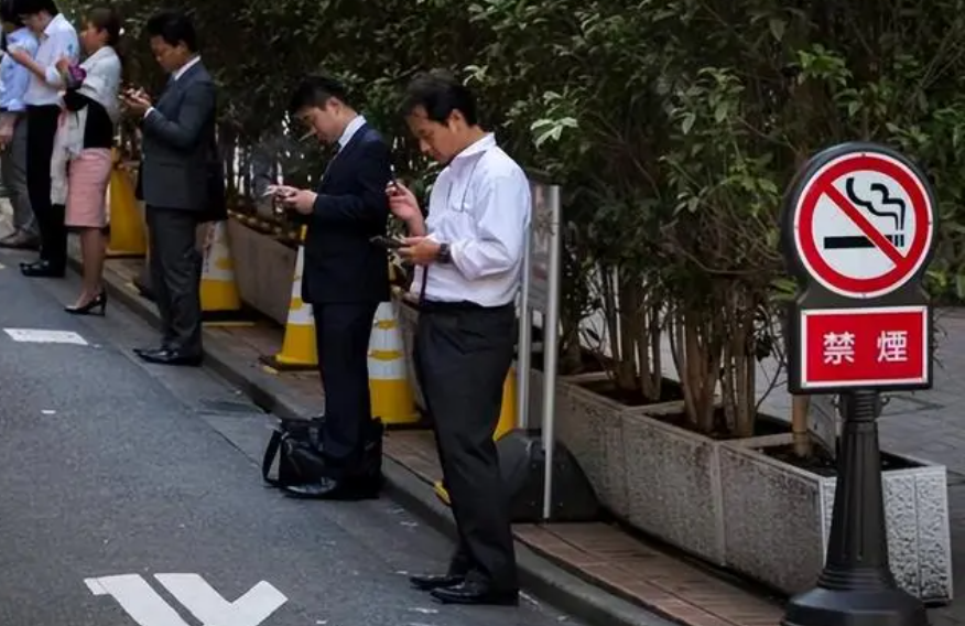 日本的烟民也不少 为啥他们可以长寿？（抽烟有害健康）