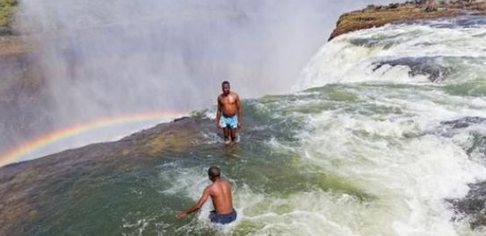 世界上最危险的游泳池，竟然在维多利亚瀑布悬崖边