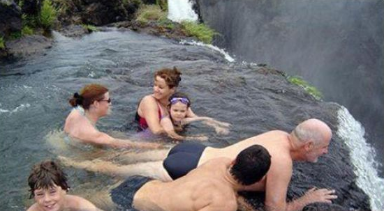 世界上最危险的游泳池，竟然在维多利亚瀑布悬崖边