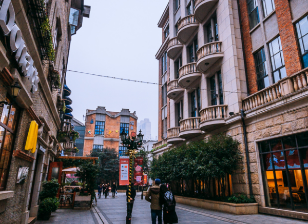 世界最长的商业步行街，位于湖北武汉（楚河汉街）