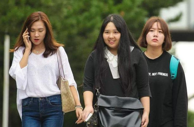 被韩国人抛弃的女学生 留下了上万的混血儿（不负责任）