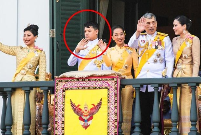 只有17岁的泰国王子 表情为何如此呆滞（卧龙凤雏）