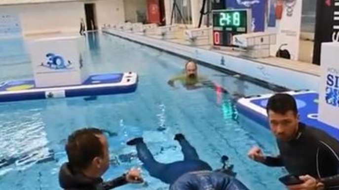 人类水下憋气世界纪录，令人震惊的54岁男子（24分33秒）