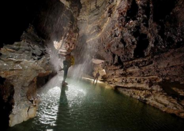 世界上最深的洞穴，唯一一个超过两千米的洞穴（神秘）