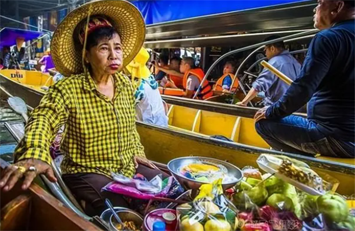 在泰国旅游有人给你递草帽 建议你千万别接（旅游陷阱）