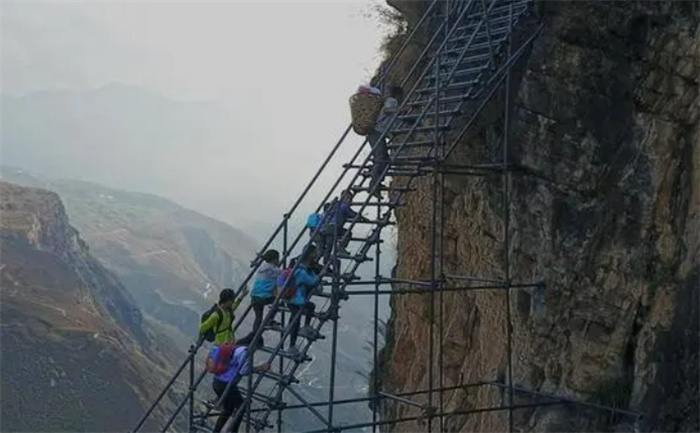 被称为中国最危险的村子 现在成为网红村（阿土勒尔村）