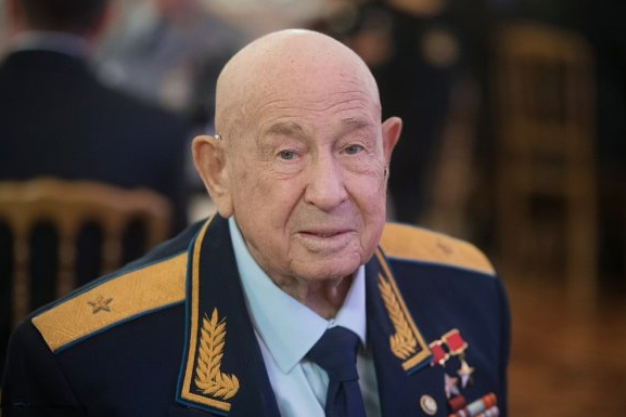 世界上第一个在太空行走的人，荣获“苏联英雄奖”