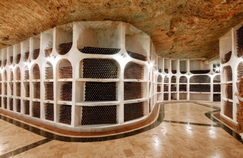 世界上最大的地下酒窖，里面甚至有红绿灯（巨大）
