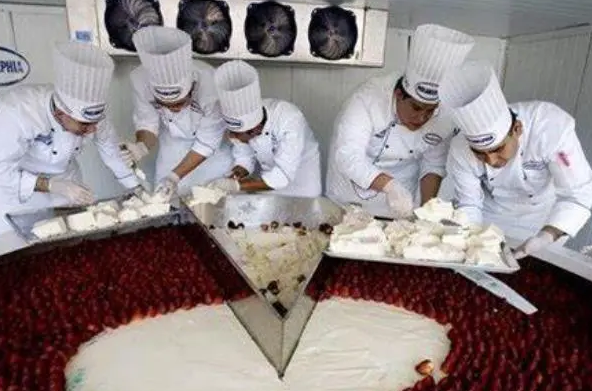 世界上最大的芝士蛋糕 花费6个小时制作出来(重达2吨)