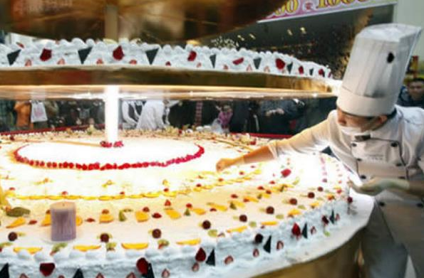 世界上最大的芝士蛋糕 花费6个小时制作出来(重达2吨)