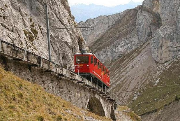 世界上最陡峭的铁路，最大坡度为48度
