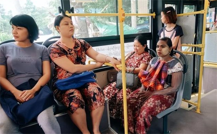印度女孩儿在中国乘坐公交 居然提出无理要求（外国人来华）