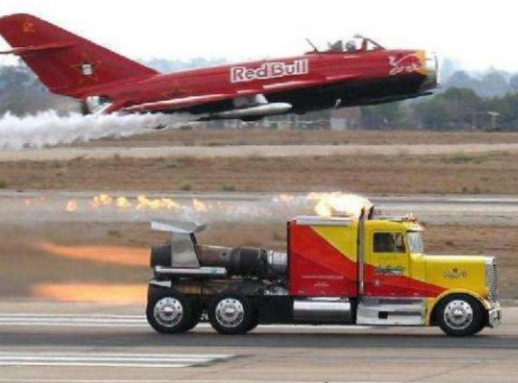 世界上速度最快的卡车，搭载飞机引擎（惊人速度）