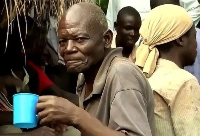 一个被酒精毁掉的国家 当地人把烈酒当成水来喝（非洲乌干达）