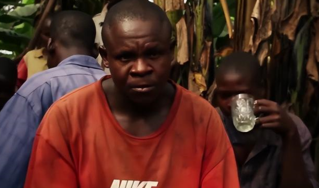 一个被酒精毁掉的国家 当地人把烈酒当成水来喝（非洲乌干达）