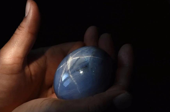 世界上最大的蓝宝石，产自斯里兰卡南部的“亚当之星”