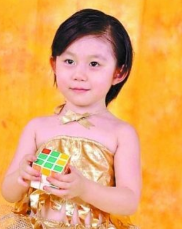 世界上最年轻的魔方复原者，三岁魔方公主（中国女孩）