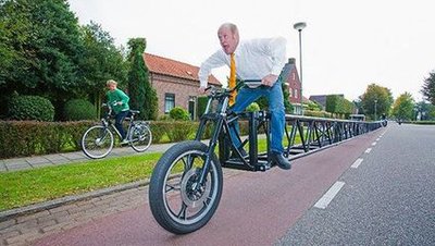 世界上最长的自行车，车身长达42米（共同骑行）