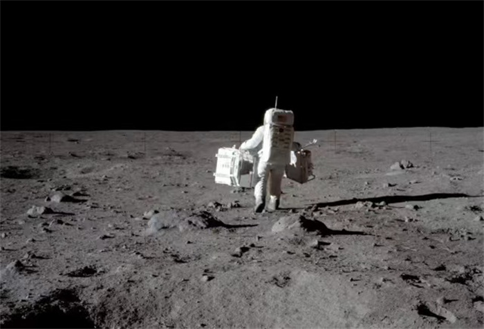 宇航员徒步环游月球一周 需要多长时间？（绕月行走）