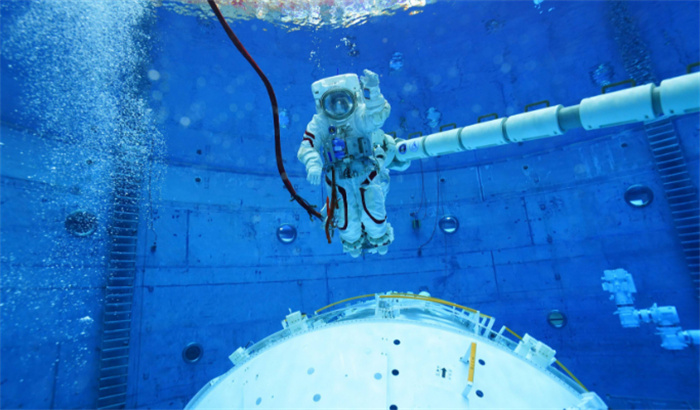神舟13号航天员的康复训练 为啥在水下进行（宇航员训练）