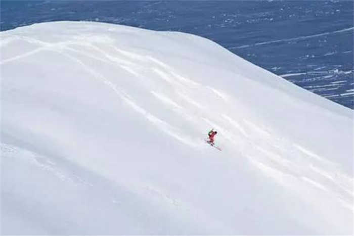 世界上最惊险的滑雪运动 从13000英尺山峰滑下(叶尔明-海兹)