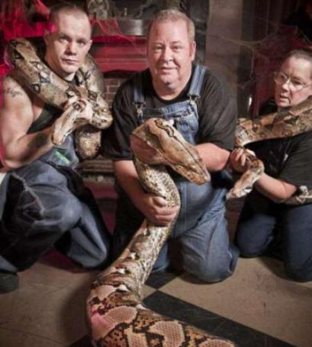 世界上最大的圈养蛇，长达7.62米，体重超过272斤