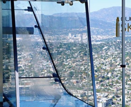 世界上最恐怖的滑梯，位于300米高空（整体透明）