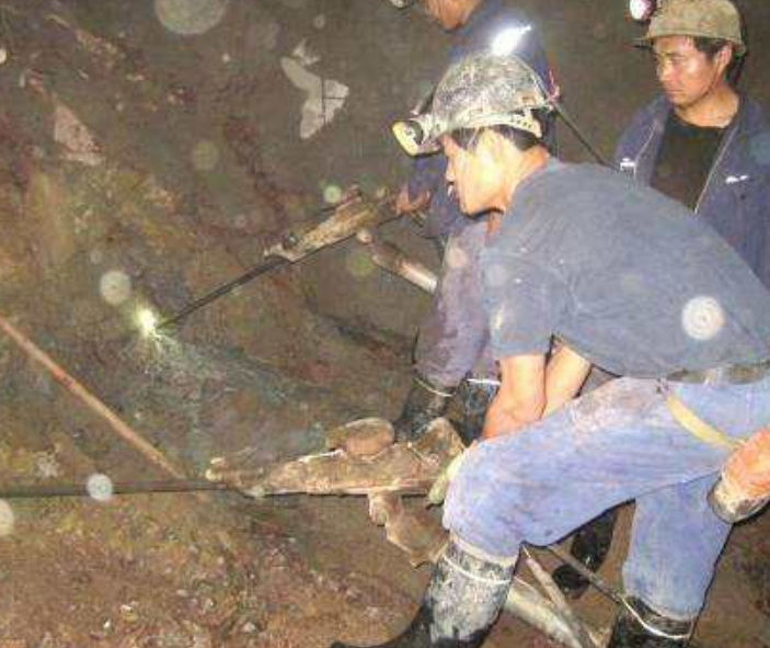 世界上最辛苦的工作，煤矿工人的一天（生活不易）