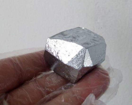 世界上最软的金属，看上去和银非常相似，熔点甚至比锡还要低
