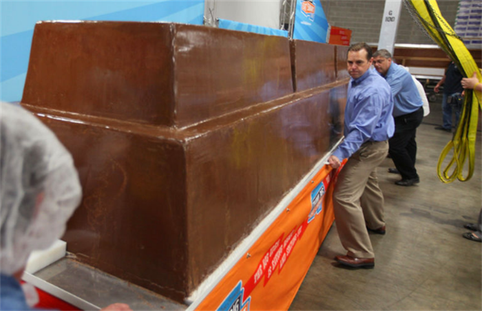 世界最大的巧克力棒 比卡车都要长(重达5.5吨)