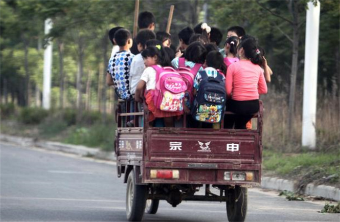 河南一小学的禁令 不学家长骑三轮车接孩子（学生安全）