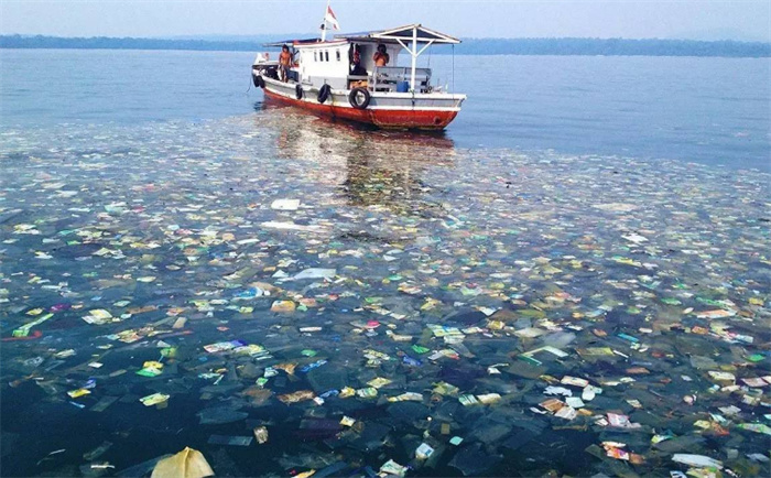 美国把垃圾丢进大海 还说是为了环保（环保口号）