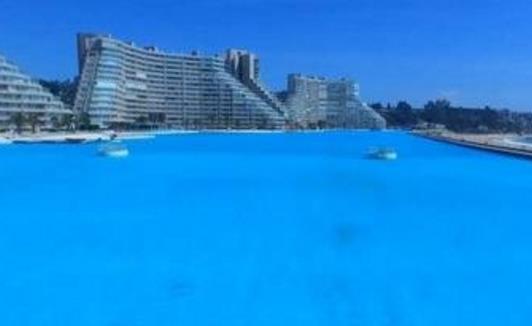 世界上最奇葩的游泳池，和常见泳池不同（一大一小）