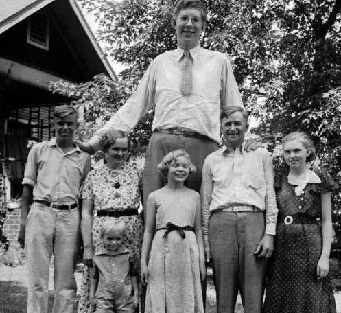 吉尼斯认证的世界最高人，身高达到了恐怖的2.72米