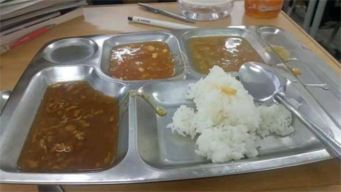 辽宁高中的饭菜被曝光 清汤寡水收费十元（高中食堂）