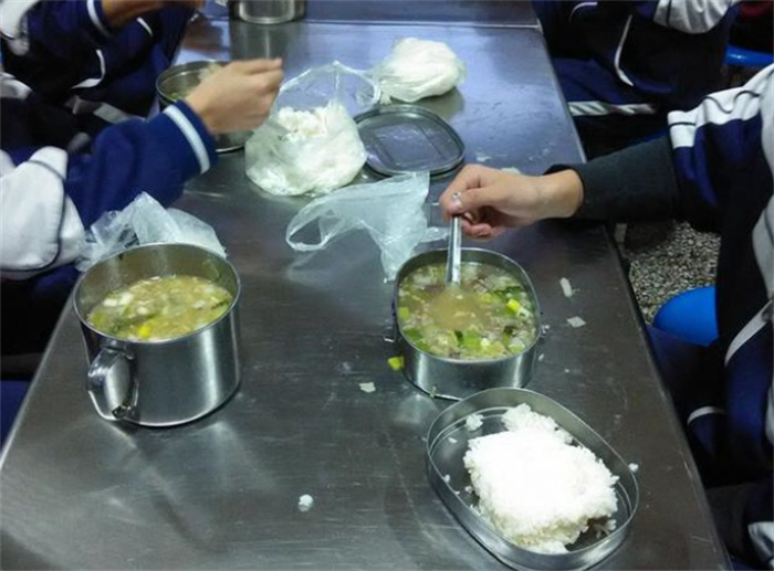 辽宁高中的饭菜被曝光 清汤寡水收费十元（高中食堂）