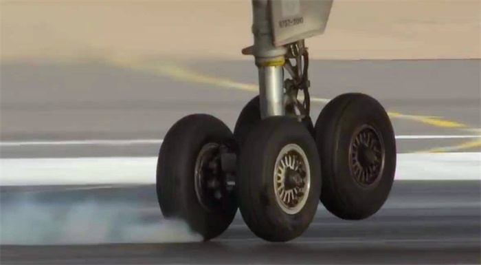 飞机的轮胎那么小 怎么能承载的起飞机（飞机轮胎）